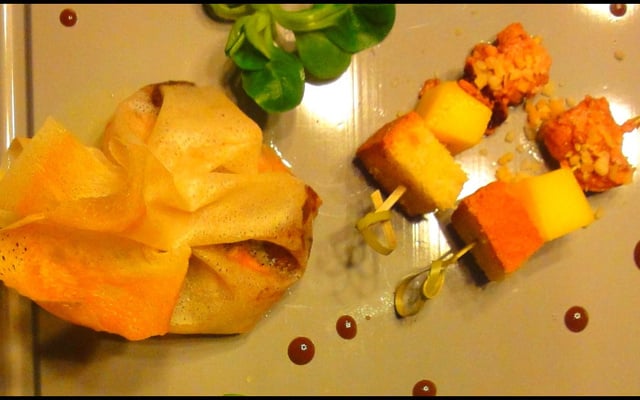 Aumônière d'Automne: Ris de veau laqué, salsifis et girolles. Sauce au vin de noix