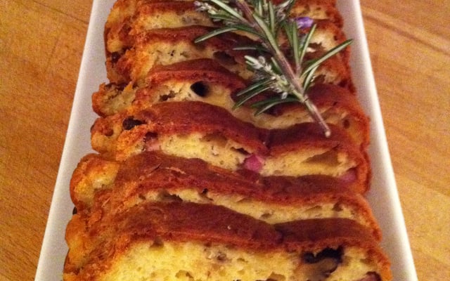 Cake aux lardons, chêvre et noix