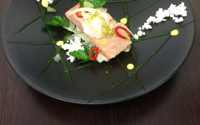 Saumon confit, œuf mimosa et feuilles liquides