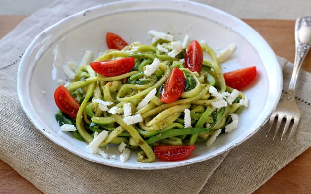 Zoodle ou Spaghettis de courgette au pesto et féta