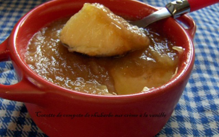 Cocotte de compote de rhubarbe sur crème à la vanille