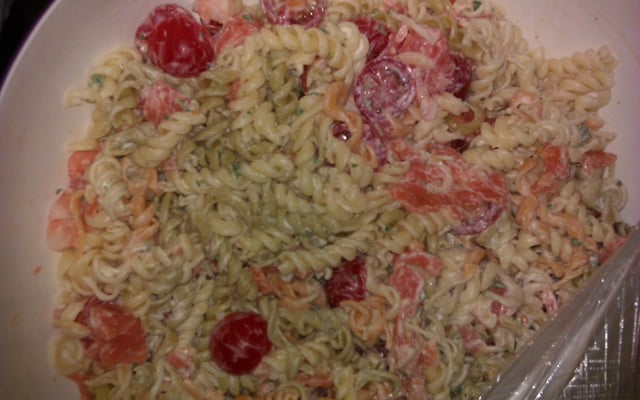 Salade composée, saumon fumé et fruit d'été