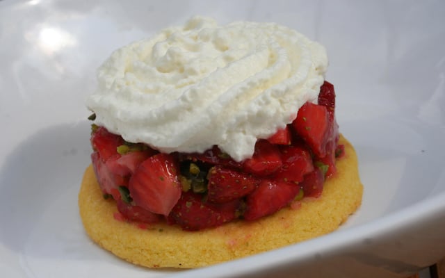 Tartare de fraises à la pistache sur un sable au safran chantilly à l'hibiscus