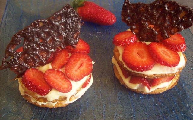 Mille-feuilles de fraises et sa tuile de carambar