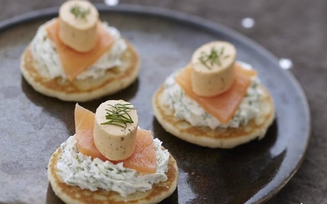 Blini de saumon fumé, chantilly aux herbes et Apérivrais Saumon