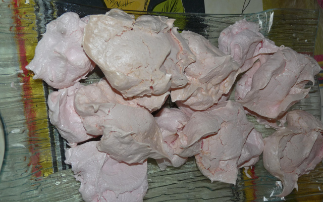 Petites meringues rosées
