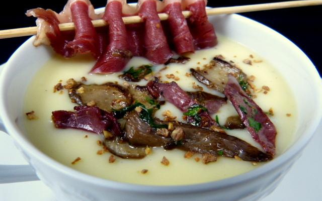Velouté de Pomme de terre, poêlée de cèpes et canard fumé