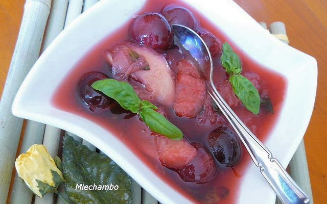 Soupe de cerises et pêches au basilic et au Confit de Roses