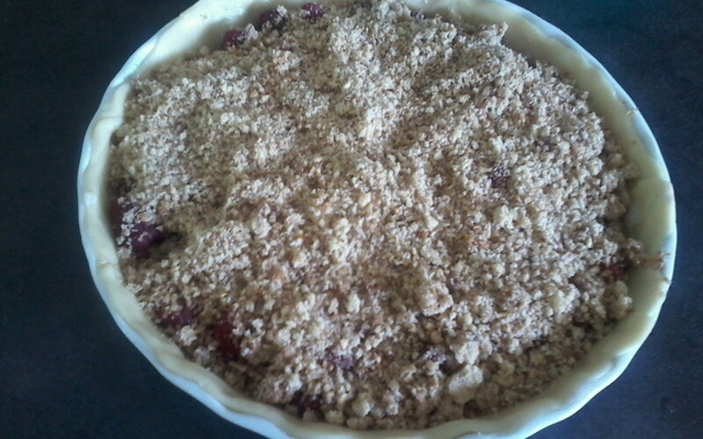 Tarte rhubarbe & framboises et son crumble au pralin