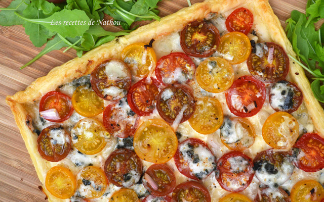 Tarte feuilletée aux tomates cerise, échalotes et Roquefort