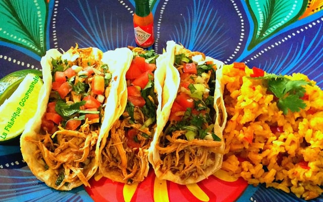 Tacos de poulet et riz mexicain