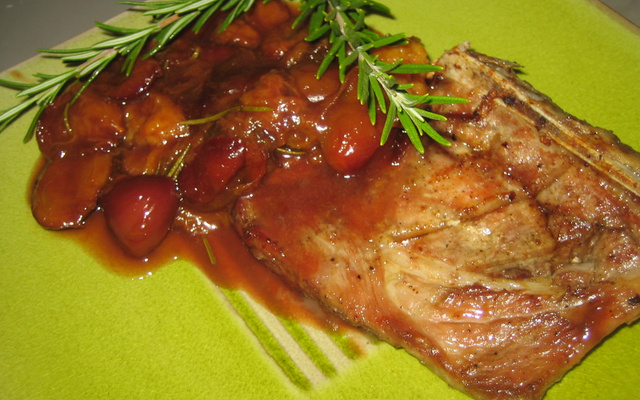 Côtelettes de porc et compotée de prunes caramélisées