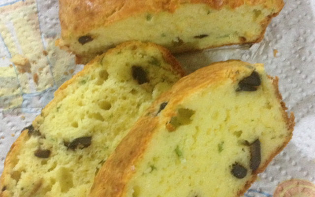 Cake aux olives et aux herbes