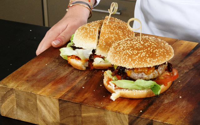 Hamburgers maison avec un ketchup aux fraises
