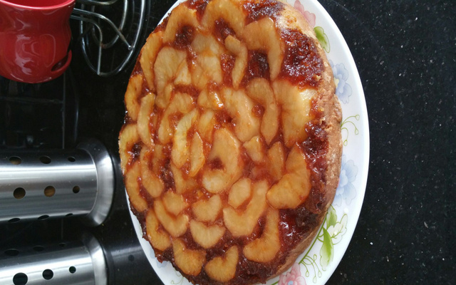 Gâteau de poires au sirop avec nappage au caramel