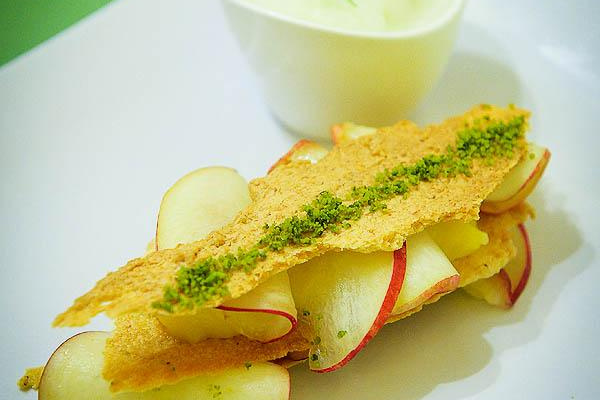 Tuiles (sans gluten) lemon curd, nectarines et sorbet basilic