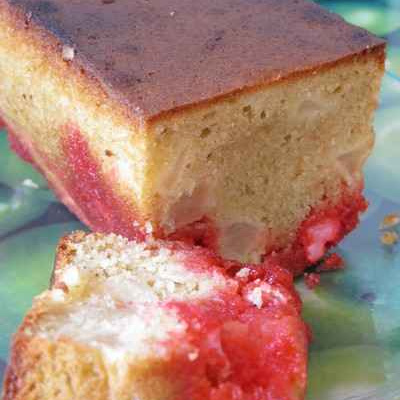 Cake aux poires et aux pralines roses