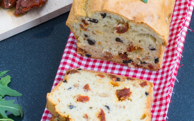Cake au chorizo et olives à l'Etorki