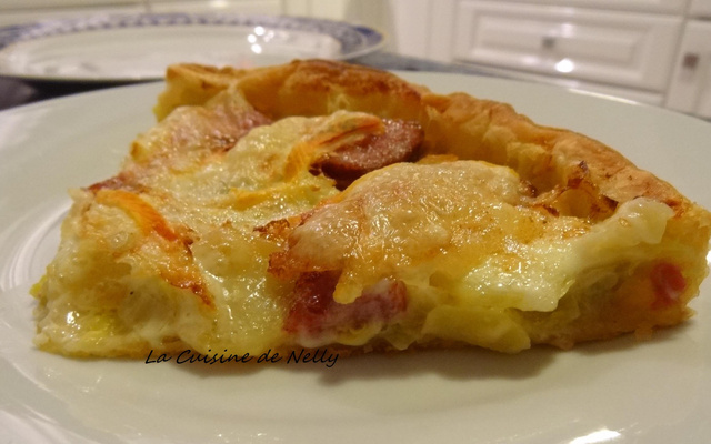 Tarte Fine à la fondue de poireaux, saucisse de Morteau, pommes de terre et Reblochon