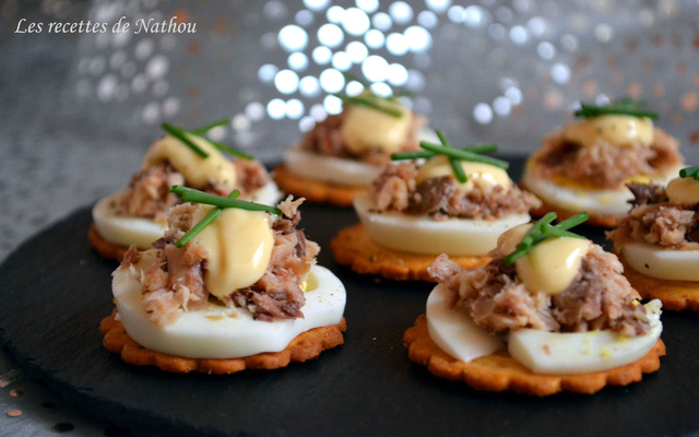 Petits toasts aux œufs et sardines citronnées, mayonnaise au Tabasco