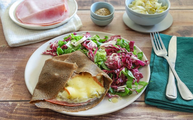 Galette de sarrasin à la raclette et fondue d'endives