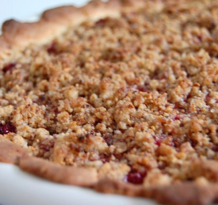 Tarte rhubarbe & framboises et son crumble au pralin