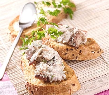 Toasts de rillettes de filets de sardines citron basilic