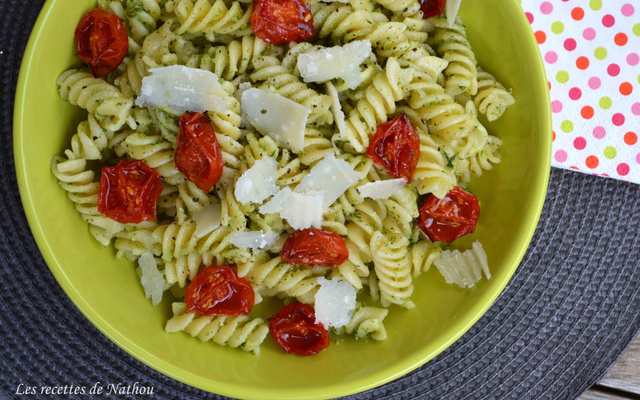 Pâtes spirelli au pesto de ciboulette, basilic, tomates cerise confites et parmesan