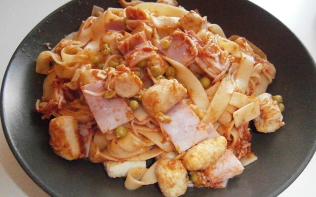 Tagliatelles petits pois, quenelles et jambon