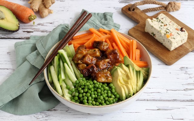 Tofu bowl aux légumes, avocat et tofu épinard noisette teriyaki