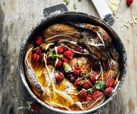 Pancake aux framboises, au chocolat blanc et à la menthe