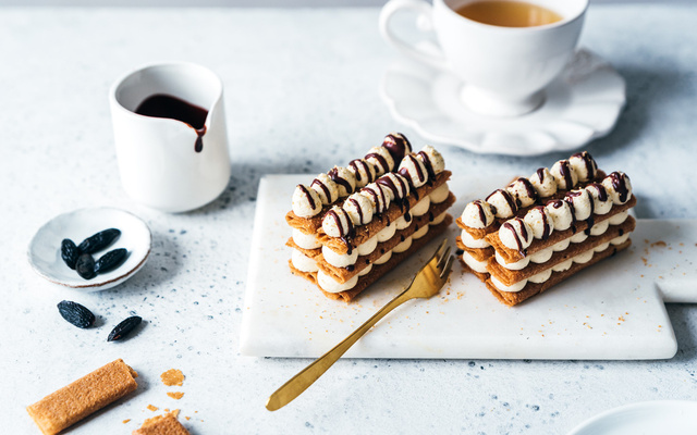 Millefeuilles ganache vanille-tonka aux crêpes dentelle nature
