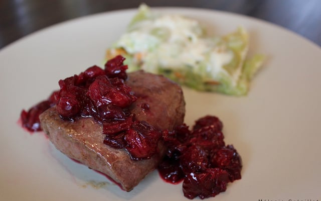 Pavé de cerf sauce aux griottes et gratin de ravioles aux girolles et au chèvre