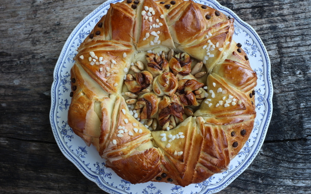 Brioche fleur aux amandes, pépites de chocolat et grains de sucre