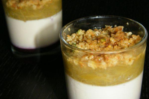 Verrine tonka, rhubarbe, coulis de framboises et crumble de pistaches