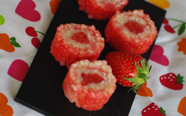 Sushis roses à la fraise et aux pralines roses