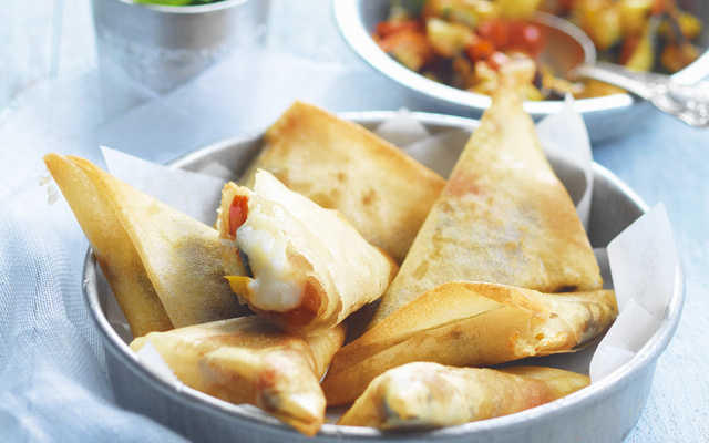 Samossas aux légumes grillés, épices douces et bûche de chèvre Chavroux®