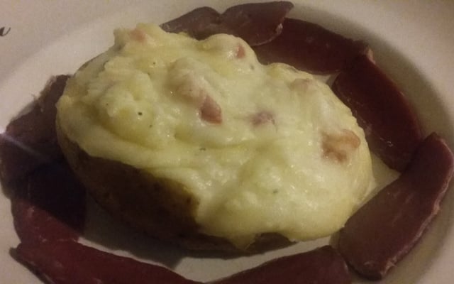Pommes de terre farcies au lard et Reblochon, champignons à la crème