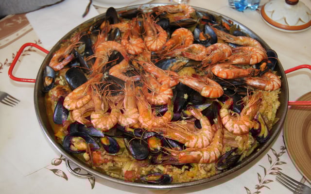 Paëlla aux gambas et aux calamars