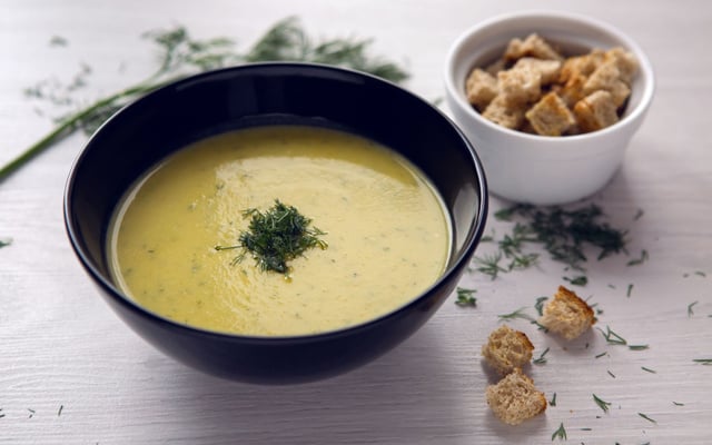 Soupe aux fanes de carottes chaude