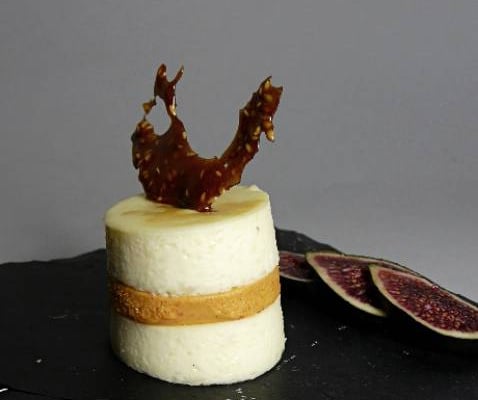 Panna cotta bicolore au fromage de brebis et chorizo, nougatine croquante au balsamique