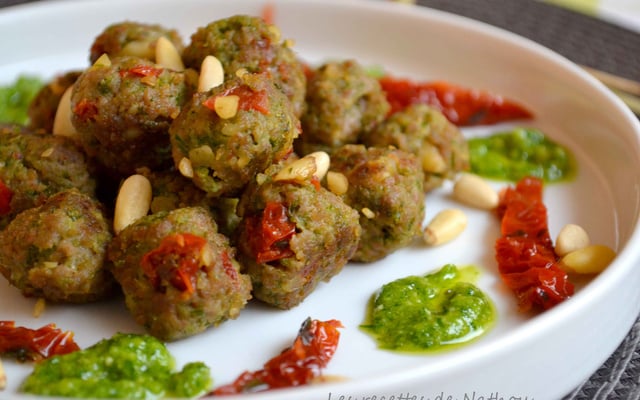 Boulettes au pesto de persil, tomates confites et pignons de pin