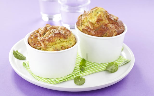 Petits flans soufflés courgettes -menthe-pignons