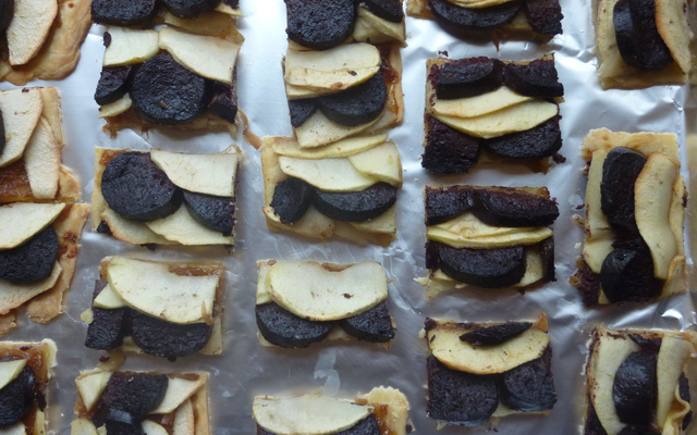 Tarte pomme, boudin et oignons confits