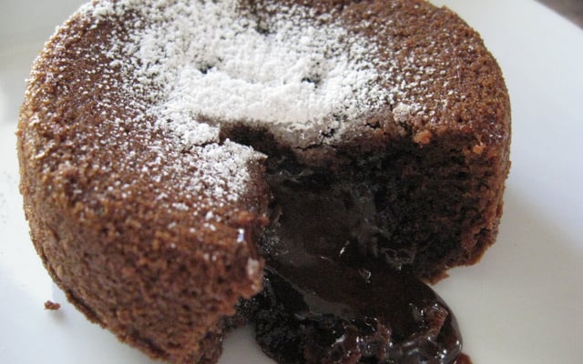 Gâteau au chocolat noir dodu et moelleux