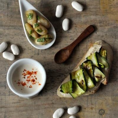 Trios de tapas : Tartine de houmous de Haricots Tarbais et courgettes grillées, Velouté de Haricots Tarbais au piment d'Espelette et Haricots Tarbais au pesto