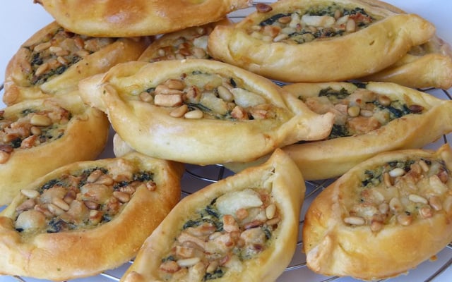 Pide aux épinards chèvre et pignons