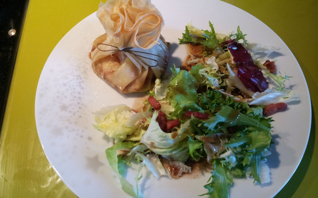 Aumônières au chèvre, oignons et lardons