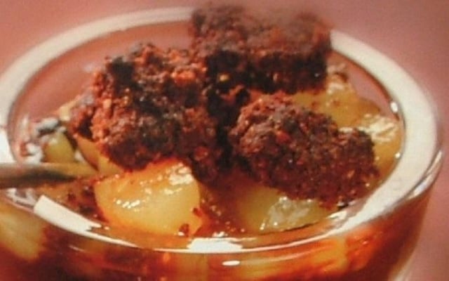 Crumble sur crème au chocolat et délices de poires