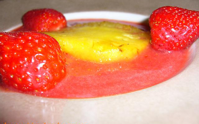 Soupe de fraise au basilic et ananas rôti